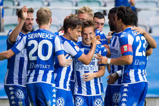 IFK Göteborgs Patrik Karlsson Lagemyr  blir omfamnad av