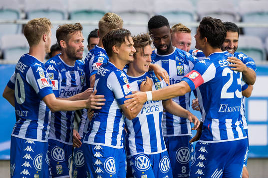 IFK Göteborgs Patrik Karlsson Lagemyr  blir omfamnad av