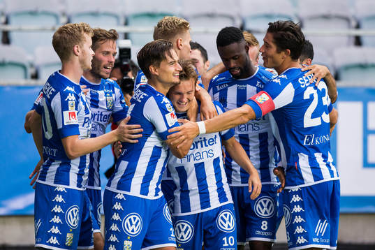 IFK Göteborgs Patrik Karlsson Lagemyr  blir omfamnad av