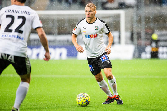 Örebros Sebastian Ring med bollen