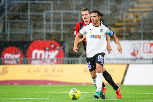 Örebros Nordin Gerzic med bollen
