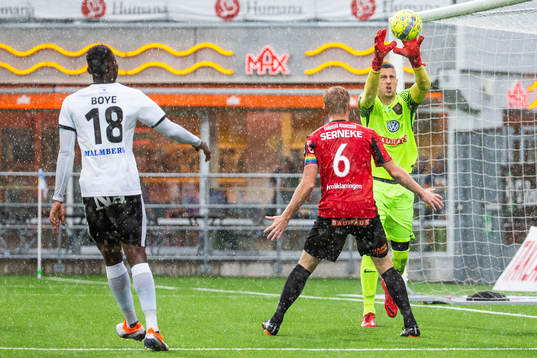 Brommapojkarnas målvakt Nikola Petric