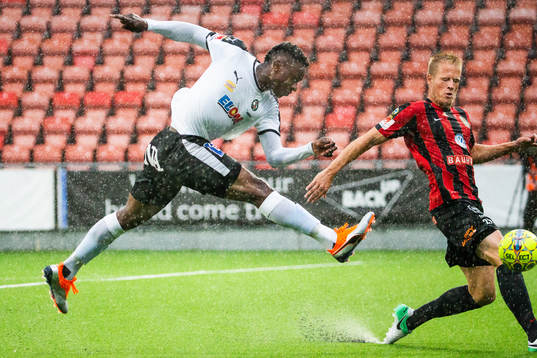 Örebros Isaac Boye Edegware skjuter