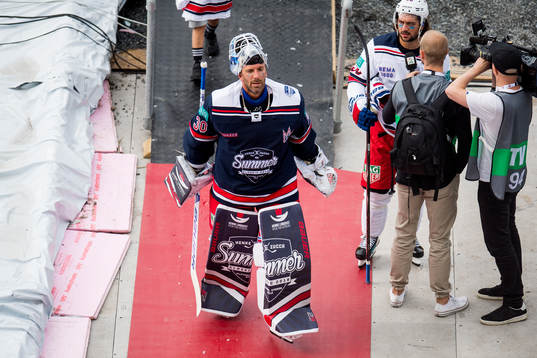 Goaltender Henrik Lundqvist of Team Henke and Mats
