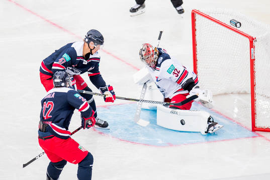 Hampus Lindholm of Team Henke and goaltender Antti Raanta