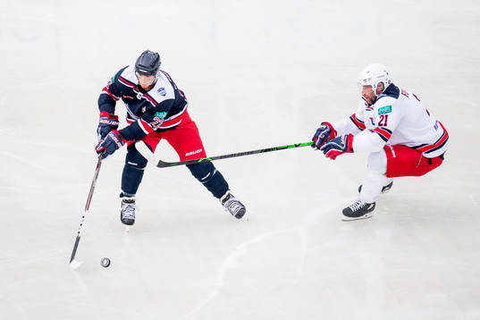 Kevin Fiala of Team Henke and Peter Forsberg of Team Zucca