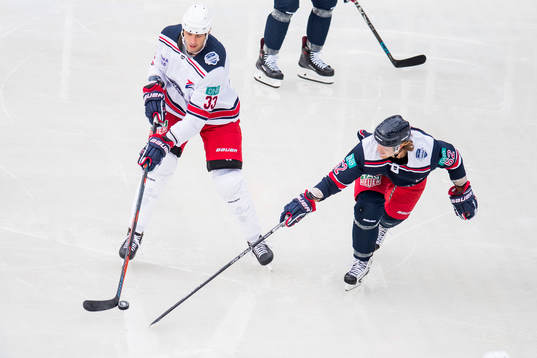 Zdeno Chára of Team Zucca and Carl Hagelin of Team Henke