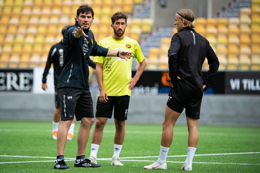 assisterande tränare Miguel Beas diskuterar med Frederik