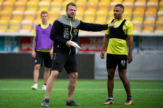 manager Jimmy Thelin och Alex Dyer