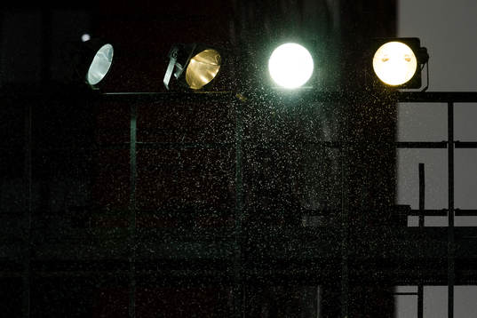 Spelplansbelysning och regn före fotbollsmatchen i