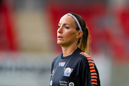 Linköpings Kosovare Asllani värmer upp före