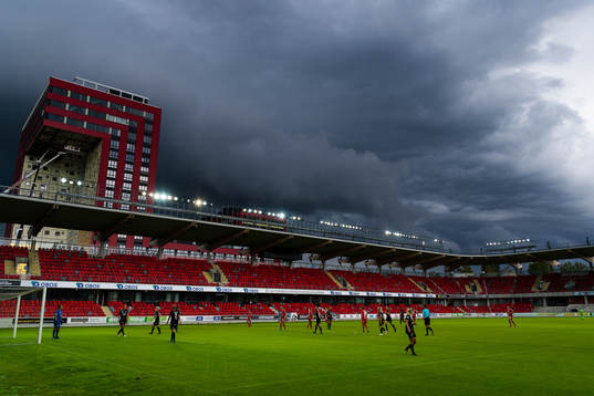 Mörka moln över arenan