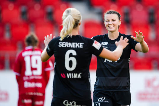 Växjös Frida Boriero och Alexandra Jonasson (ruggen mot)