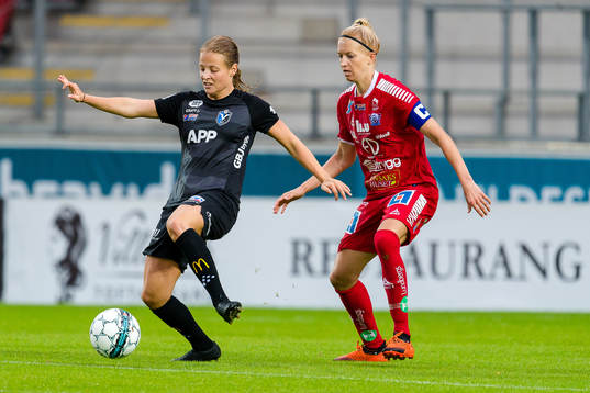 Växjös Anna Anvegård jagas av Linköpings Janni Arnth