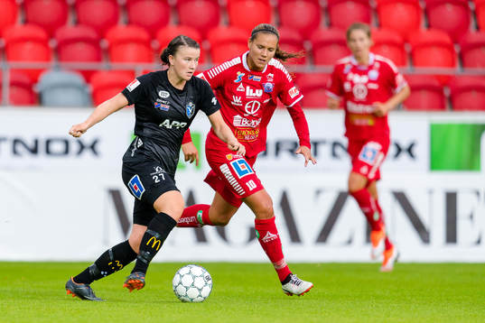 Växjös Frida Boriero jagas av Linköpings Emma Lennartsson