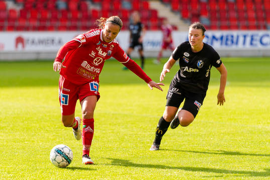 Linköpings Emma Lennartsson jagas av Växjös Frida Boriero