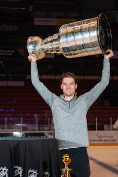 Washington Capitals Christian Djoos jublar med Stanley