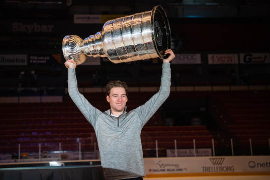 Washington Capitals Christian Djoos jublar med Stanley