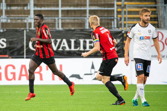 Brommapojkarnas Eric Johana Omondi jublar