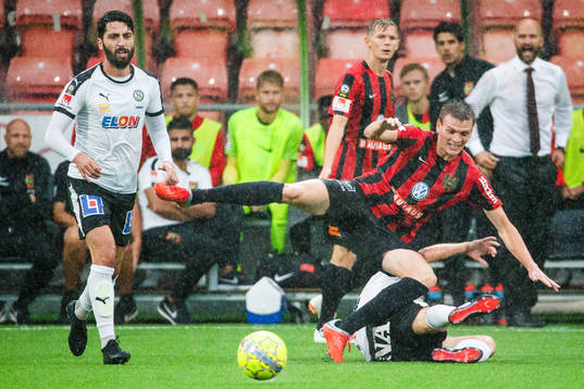 Örebros Nahir Besara ser Filip Rogic glidtackla