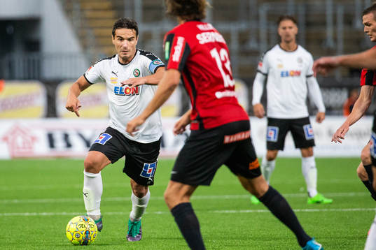 Örebros Nordin Gerzic driver bollen