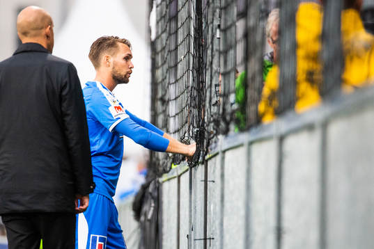 Örebros målvakt Oscar Jansson deppar och pratar med