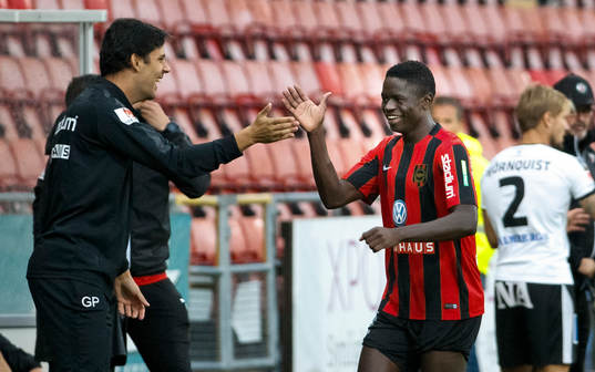 Brommapojkarnas Eric Johana Omondi gör 0-1 och jublar