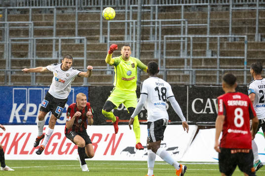 Örebros Filip Rogic och Brommapojkarnas målvakt Nikola