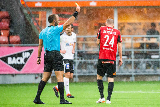 Brommapojkarnas Fritiof Björkén får gult kort av domare