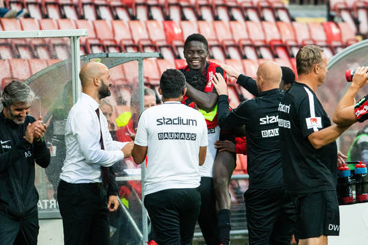 Brommapojkarnas Eric Johana Omondi kramas om av och jublar