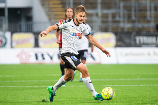 Örebros Johan Mårtensson driver bollen