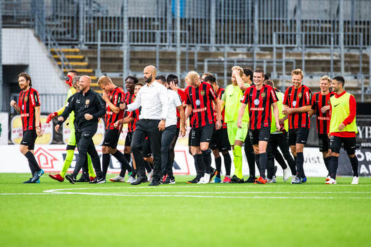 Brommapojkarnas tränare Luis Pimenta och spelare jublar