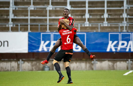 Brommapojkarnas Eric Johana Omondi gör 0-1 och jublar med