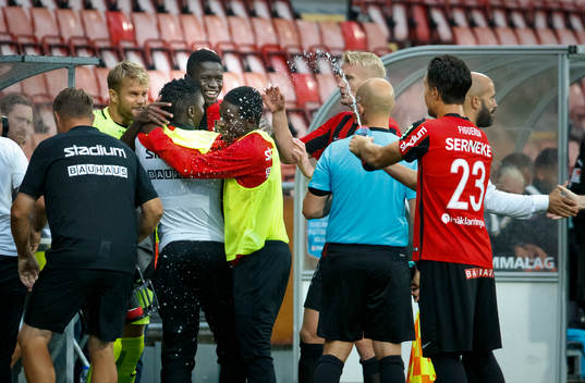 Brommapojkarnas Eric Johana Omondi gör 0-1 och jublar med