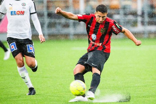Brommapojkarnas Moustafa Zeidan skjuter <under