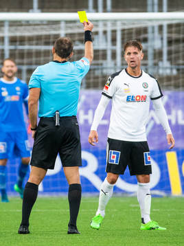 Domare Kasper Sjöberg varnar Örebros Martin Lorentzson