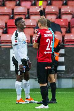 Örebros Isaac Boye Edegware får gult kort av domare