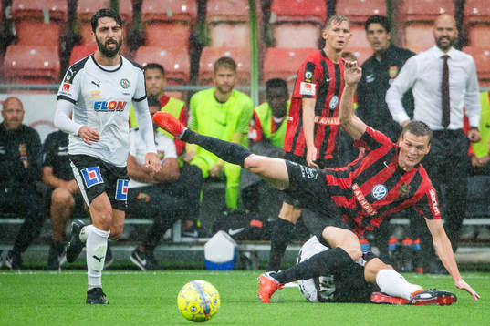 Örebros Nahir Besara ser Filip Rogic glidtackla