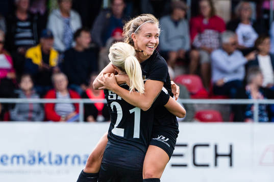 Göteborgs Julia Zigiotti Olme jublar med Rebecka Blomqvist