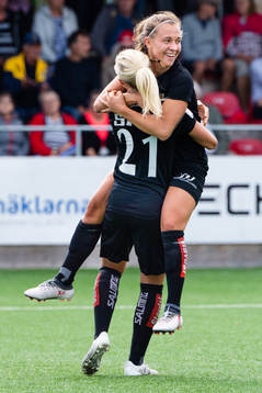 Göteborgs Julia Zigiotti Olme jublar med Rebecka Blomqvist