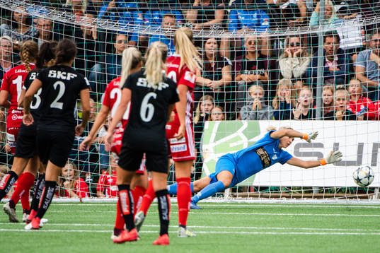 Piteås Nina Jakobsson gör 1-1-målet bakom Göteborgs