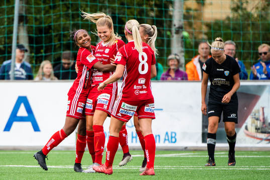 Piteås Nina Jakobsson jublar med lagkamrater