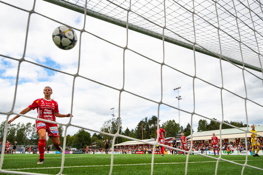 Göteborgs Olivia Schough gör 2-1 bakom Piteås målvakt