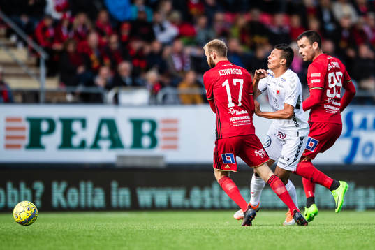 Östersunds Curtis Edwards och Dino Islamovic ii kamp om