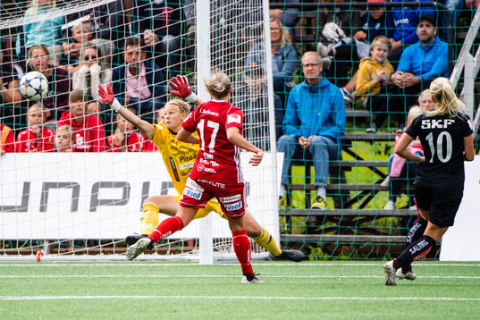 Göteborgs Elin Rubensson gör målet som utökar ledningen