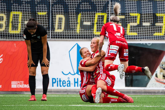 Piteås Julia Karlenäs jublar med lagkamrater