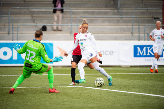 Limhamn Bunkeflos målvakt Emma Lind och Rosengårds Sanne