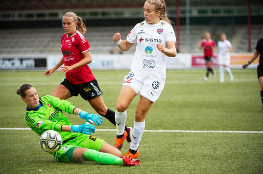 Limhamn Bunkeflos målvakt Emma Lind, Elin Björklund och