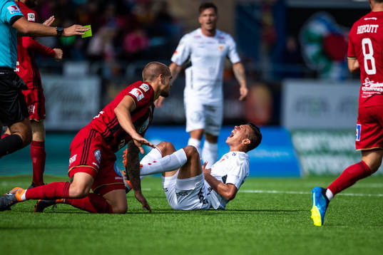 Östersunds Douglas Bergqvist och Kalmars Romário Pereira