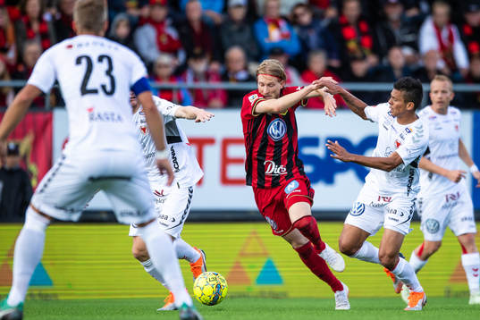 Östersunds Simon Kroon och Kalmars Papa Alioune Diouf i
